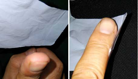 指擦ったレジ袋の端を指に近づけると指に吸着する写真