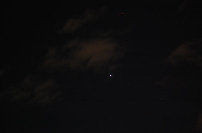 磨いたプラスッチクレンズで撮った木星が写った夜空の写真