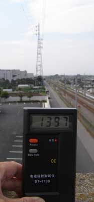 電磁波検出器Electromagnetic radiation detector DT-1130で高圧線下で計測している写真