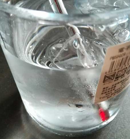 露点の測り方ガラスコップに付いた水滴写真