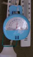 百円ショップで購入した湿度計と百円ショップで購入した温度計で作った湿度計の精度比較をしている写真