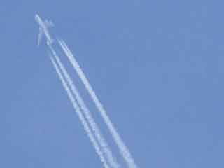 ジェット機の直ぐ後から出ている飛行機雲の写真 ２００６年１１月２９日撮影