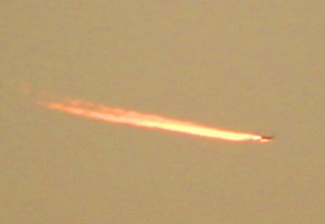 夕焼けで赤く染まった飛行機雲の写真２０１７年１２月１９日