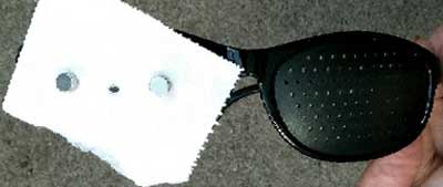市販のピンホールメガネから最適な孔を探す方法