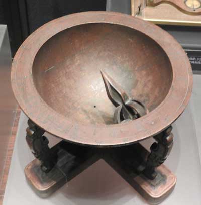 東京上野国立科学博物館に展示（２０１８年７月２９日）されていた半球型日時計の写真