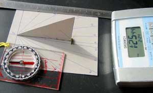自作した平面型日時計の精度確認中の写真