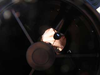 ケンコーの反射赤道儀「スカイドリーム ＧＸ４０００」 の主鏡を覗いている写真